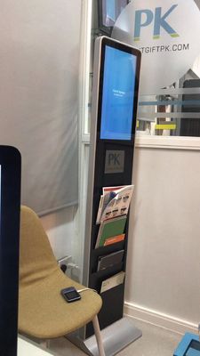 На полу стоящий киоск цифровой вывески 21,5-65 дюймов 1920x1080 разрешение