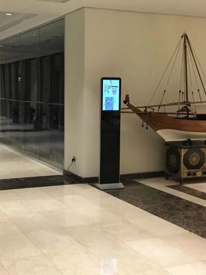 На полу стоящий киоск цифровой вывески 21,5-65 дюймов 1920x1080 разрешение